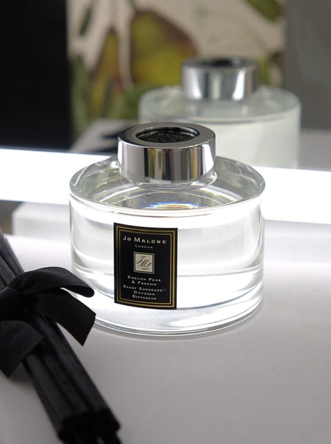 Jo Malone：英國梨與小蒼蘭滿室幽香藤枝擴香組（設計師封面）